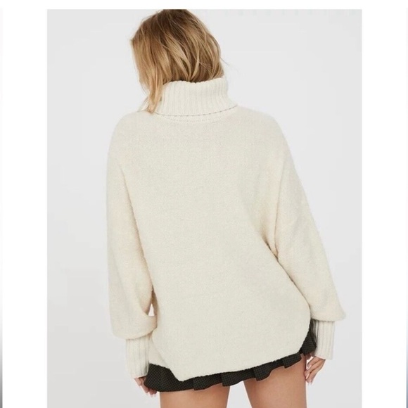 Aerie Offline Women's size XL Oversized Turtle Neck White Sweater - Picture 2 of 5